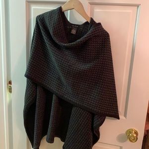 Woman’s Fraas Shawl Wrap, Black and Gray print